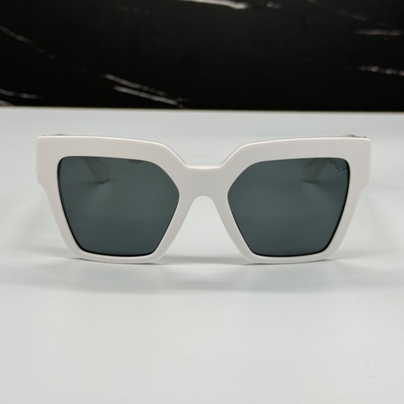 NEW MOD 4458 314/87 VERSACE VE4458 314/87 WHITE WOMEN VE4458 31487 SUNGLASSES - Picture 4 of 11